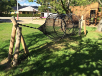 Robinia stolper med nettfelle 